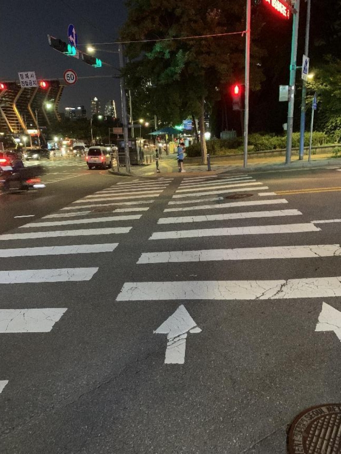 1680260451337537.jpg 韩国的斑马线及红绿灯.jpg