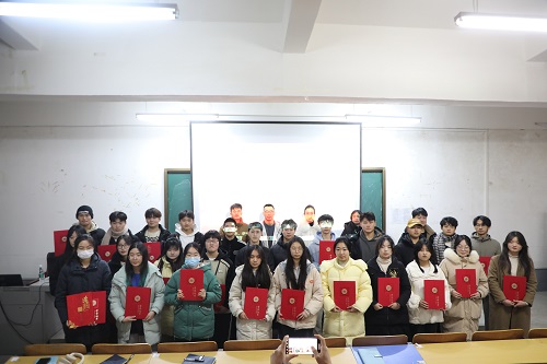 1704422271452155.jpg 证书合影.JPG