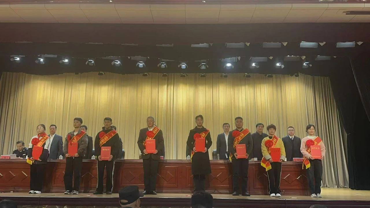 1733389218152313.jpg 杨添皓上台.jpg