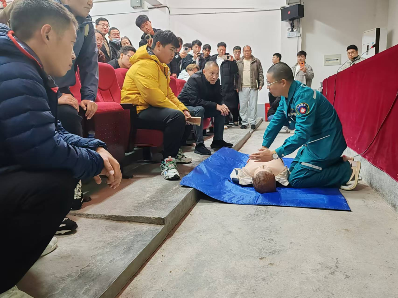 我院召开应急救援与消防知识培训会2.png
